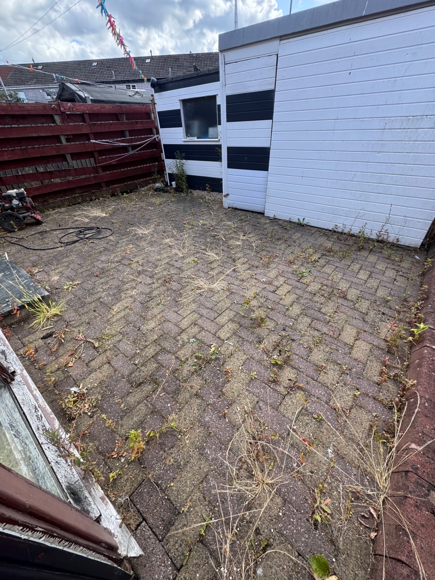 Monoblock driveway before pressure washing